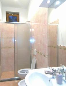 un bagno con wc, lavandino e doccia di A Sorrento B&B,relaxing location with Seaview a Sorrento