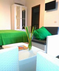 un tavolo con un vaso seduto sopra di esso di A Sorrento B&B,relaxing location with Seaview a Sorrento Altre 19 foto