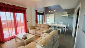 a living room with a couch and a table at Mar infinito da Costa da Morte in O Pindo