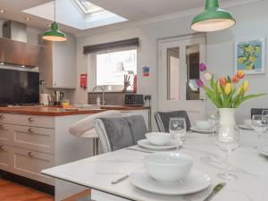 Una cocina y un comedor con mesa y sillas. en 15 Summerland Avenue, en Dawlish