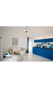 una camera da letto con armadi blu, un letto e un tavolo di La Pigolina Blue a Positano
