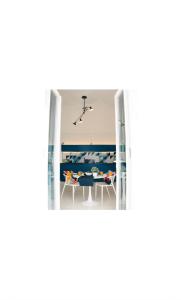 una finestra con vista su una sala da pranzo di La Pigolina Blue a Positano