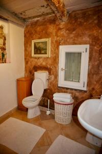un baño con inodoro y lavabo en La Baita di Vararo - Relax&Natura, en Cittiglio