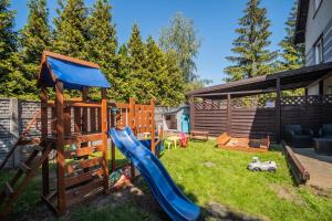 a playground with a slide in a yard at CZTERY KĄTY - Przyjazne zwierzętom, Bezpłatne rowery, Kąty Rybackie in Kąty Rybackie