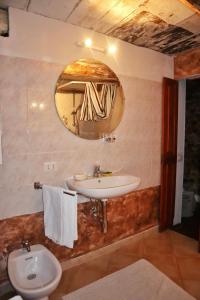 un baño con lavabo y espejo en La Baita di Vararo - Relax&Natura, en Cittiglio