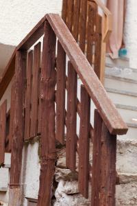 una barandilla de madera al lado de una escalera en La Baita di Vararo - Relax&Natura, en Cittiglio 12 fotos más
