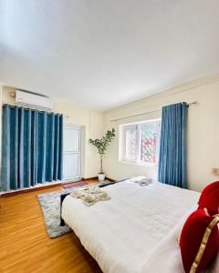 Een bed of bedden in een kamer bij Yog Hostel- Rooftop Yoga & Backpacker Social Stay in Thamel, Kathamndu