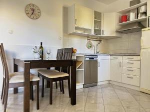 Kuchyň nebo kuchyňský kout v ubytování Apartments Vesna