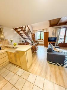 une cuisine et un salon avec un canapé et une table dans l'établissement Apartament za Strugiem, à Zakopane