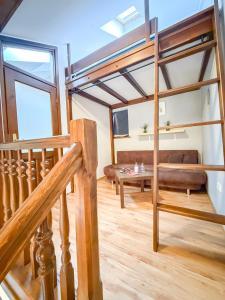 un salon avec un canapé et une table dans l'établissement Apartament za Strugiem, à Zakopane