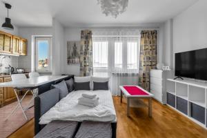 TV a/nebo společenská místnost v ubytování Metro Kabaty Homely Studio by BookingHost