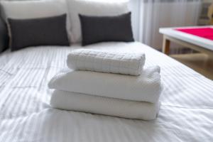 Postel nebo postele na pokoji v ubytování Metro Kabaty Homely Studio by BookingHost