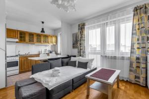 Kuchyň nebo kuchyňský kout v ubytování Metro Kabaty Homely Studio by BookingHost + 13 fotografií