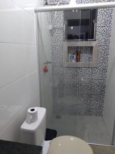 un piccolo bagno con wc e doccia di Casa Grande Barreiro Bh a Belo Horizonte Altre 8 foto