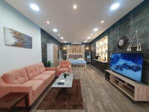 ستوديو بفناء خارجي ومدخل سيارة خاصين في الهفوف: غرفة معيشة مع أريكة وتلفزيون بشاشة كبيرة