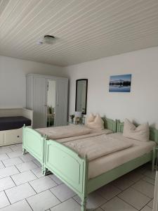 ミッセン・ヴィルハムスにあるFeWo Bergveilchen 631 im Ferienpark Oberallgäuのベッドルーム1室(緑色のベッド1台付)