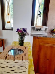 a sink in a kitchen with a vase of flowers at Casita para dos in Tilcara