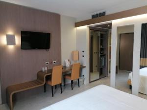Televízia a/alebo spoločenská miestnosť v ubytovaní Hotel Camelia