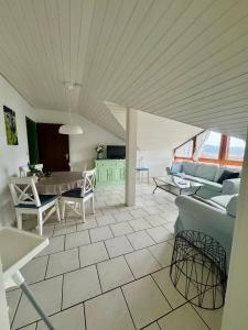 ミッセン・ヴィルハムスにあるFeWo Bergveilchen 631 im Ferienpark Oberallgäuのソファとテーブルのあるリビングルーム +15枚の写真