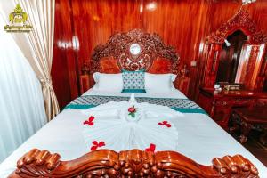 Postel nebo postele na pokoji v ubytování Srey Krob Leak Resort , ស្រីគ្រប់លក្ខណ៌ រីសត