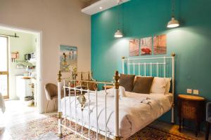 una camera da letto con un letto e una parete verde di Maleth Inn a Rabat