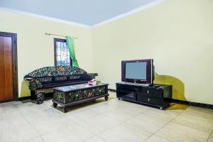 TV a/nebo společenská místnost v ubytování OYO Life 91606 Nadin Guest House Syariah