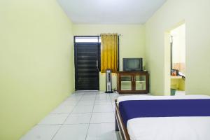 Postel nebo postele na pokoji v ubytování OYO Life 91606 Nadin Guest House Syariah