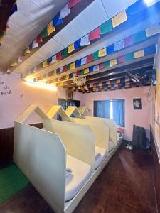 Een zitgedeelte bij Yog Hostel- Rooftop Yoga & Backpacker Social Stay in Thamel, Kathamndu
