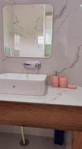un baño con lavabo y espejo en Buraans, en Dehradun 19 fotos más