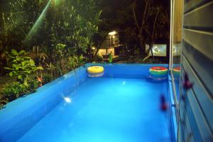 a blue pool with three bowls on top of it at Timi Little Garden in Ba Vì +18 photos
