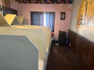 Een TV en/of entertainmentcenter bij Yog Hostel- Rooftop Yoga & Backpacker Social Stay in Thamel, Kathamndu
