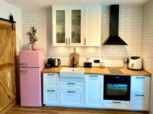 Kuchyň nebo kuchyňský kout v ubytování Townhouse am Kurpark - Familienfreundliches Ferienhaus mit Retro-Arcade, Wallbox & privatem Eingang + 20 fotografií