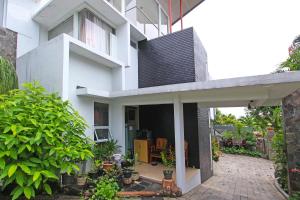 Сад в Capital O 91665 D'prof Exclusive Guesthouse