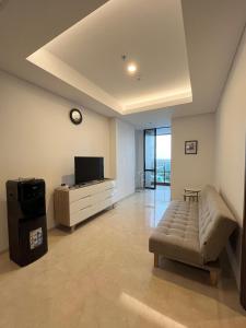 Steph's APT 31 Sudirman Suites Makassar的电视和/或娱乐中心