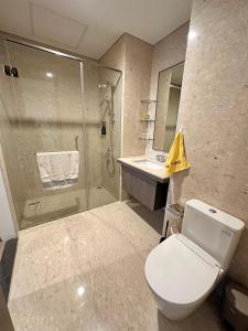 马卡萨Steph's APT 31 Sudirman Suites Makassar的带淋浴、马桶和水槽的浴室