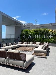 马卡萨Steph's APT 31 Sudirman Suites Makassar的坐在大楼外的一组沙发 更多3张照片