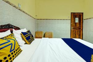 Postel nebo postele na pokoji v ubytování OYO Life 91677 Hotel Citra Dewi 3