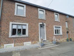 una casa de ladrillo con ventanas y una puerta en Detached holiday home in Goesnes with private pool en Goesnes