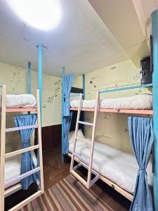 Een stapelbed of stapelbedden in een kamer bij Yog Hostel- Rooftop Yoga & Backpacker Social Stay in Thamel, Kathamndu 