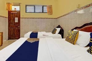 Postel nebo postele na pokoji v ubytování OYO Life 91677 Hotel Citra Dewi 3