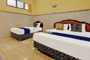 Postel nebo postele na pokoji v ubytování OYO Life 91677 Hotel Citra Dewi 3