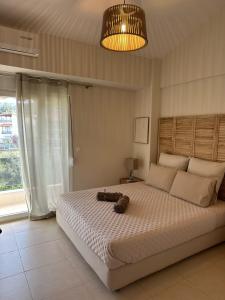 Postel nebo postele na pokoji v ubytování Beachfront Bliss Polychrono