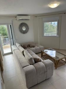 Χώρος καθιστικού στο Beachfront Bliss Polychrono +13 φωτογραφίες