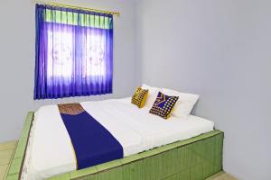 Katil atau katil-katil dalam bilik di SPOT ON 91694 Hotel Rama Chandra