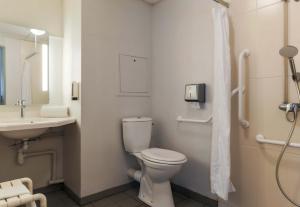 Koupelna v ubytování B&B HOTEL Freyming-Merlebach + 36 fotografií
