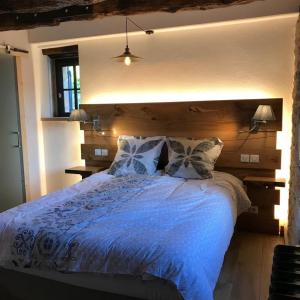 - une chambre avec un lit bleu et 2 oreillers dans l'établissement Lou fredou, à Saint-Amand-de-Coly 13 autres photos