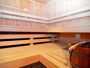 DietersdorfにあるLively Apartment with Sauna in Schonseeの木製パネルの空のサウナ、バスタブ