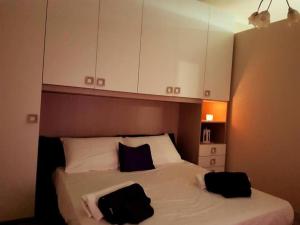 - une chambre avec un lit et 2 serviettes noires dans l'établissement Casa Nives in Villa Emilia, à Vietri