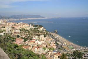 une ville sur une colline à côté d'une masse d'eau dans l'établissement Casa Nives in Villa Emilia, à Vietri 11 autres photos