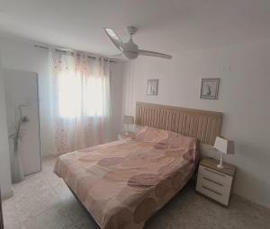 a bedroom with a bed and a ceiling fan at Sombrero in Miami Platja